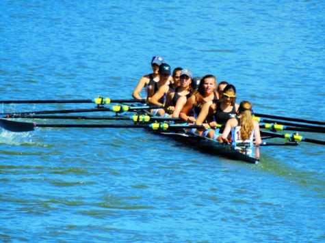 Jones Chicago Rowing Foundation (CRF) rowers Couper Tanko ‘17 (third from left) and Margo Mingelgrin ‘16 (second from right) compete in the Head of the Rock Regatta in Rockford, IL. CRF specializes in sweep rowing, in which each rower only has one oar. 