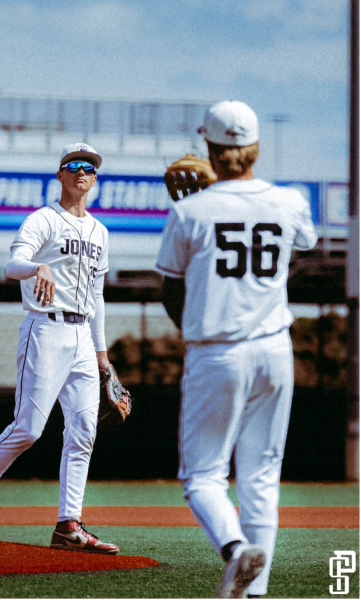 Christophe De Wijkerslooth ‘27 throwing a baseball to Jack Condne ‘26.